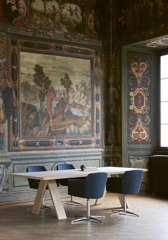 Ghế Armchair Grace Chân Xoay