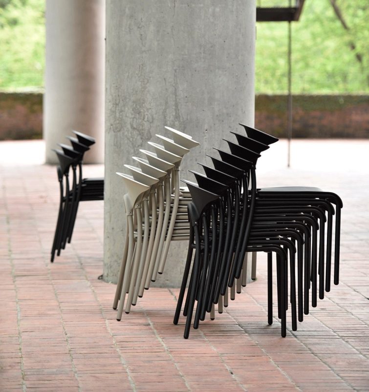 Ghế T-Chair có thể xếp chồng dễ dàng