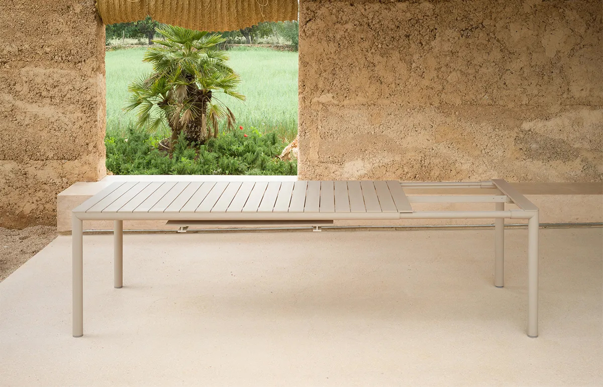 Bàn sân vườn mở rộng