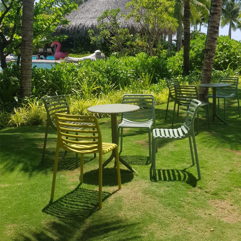 Bàn ghế cafe ngoài trời bằng nhựa