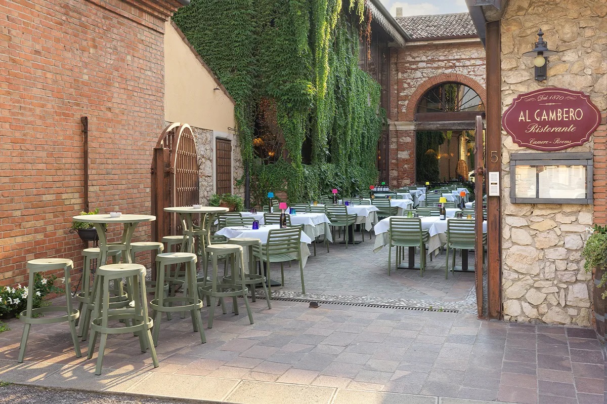 Bàn ghế cafe ngoài trời