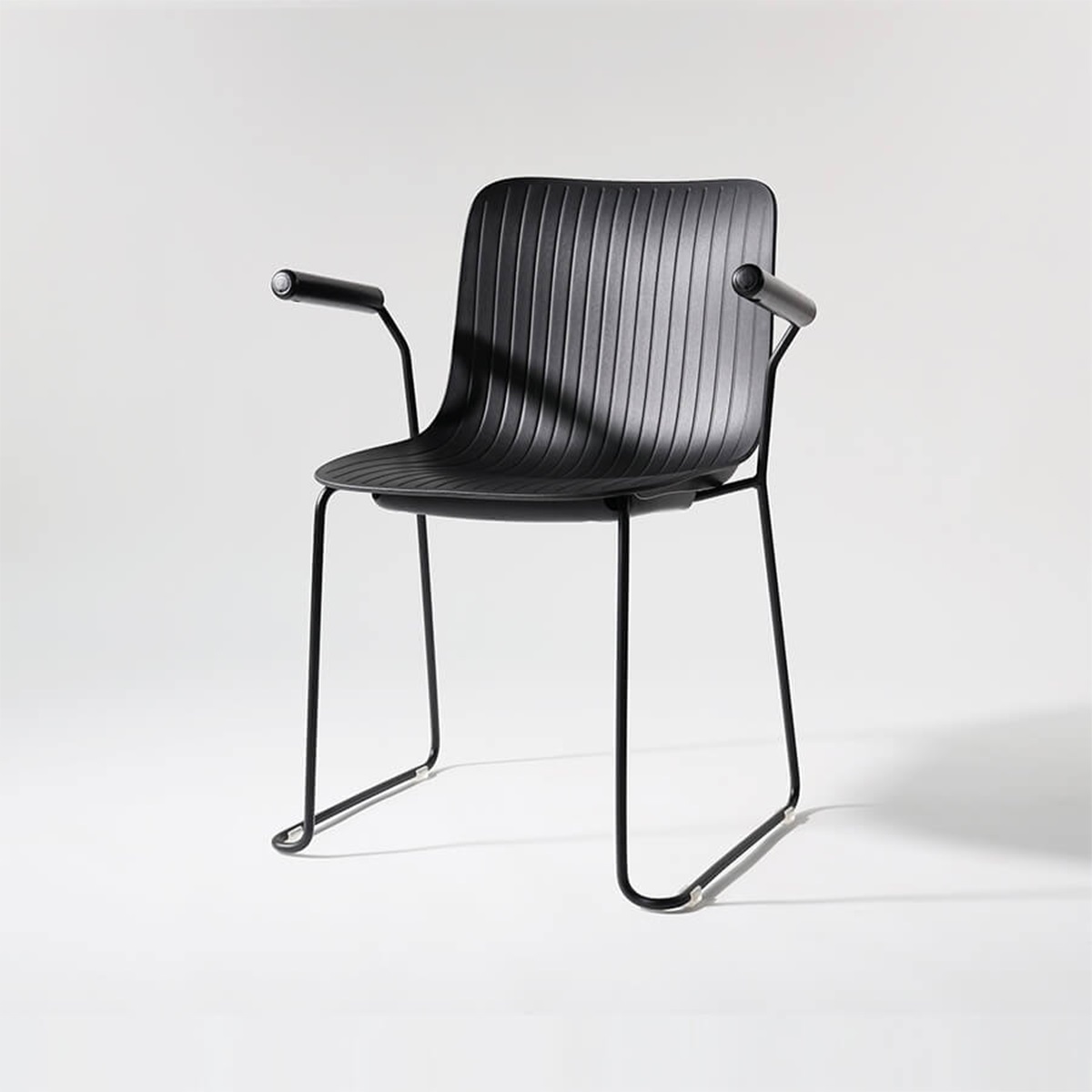 Ghế phòng họp chân quỳ có tay vịn