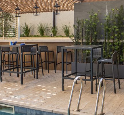 Bàn ghế bar hiện đại ngoài trời