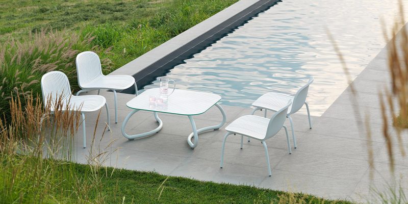 Bàn ghế ngoài trời hiện đại