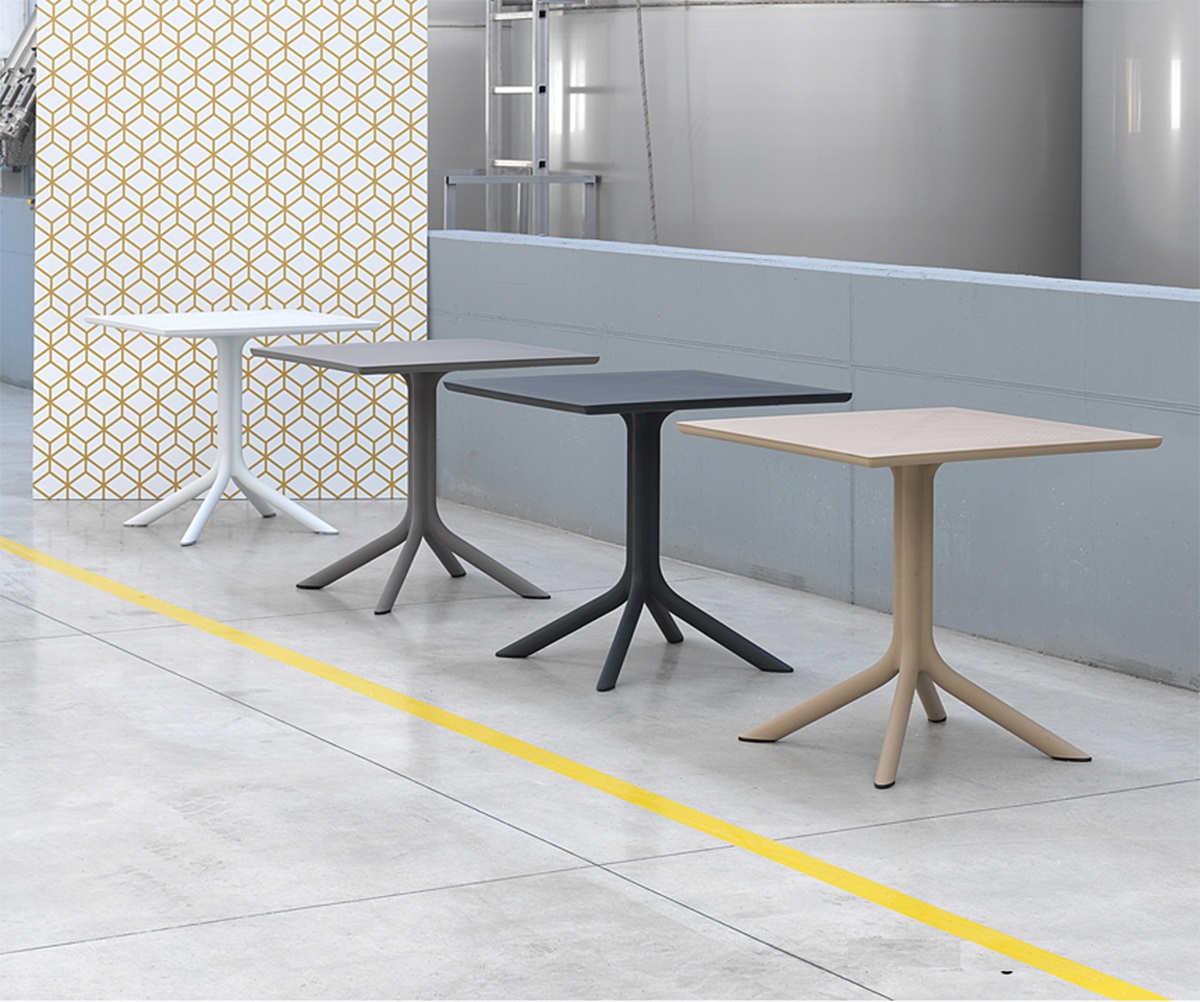 Bàn cafe vuông ngoài trời