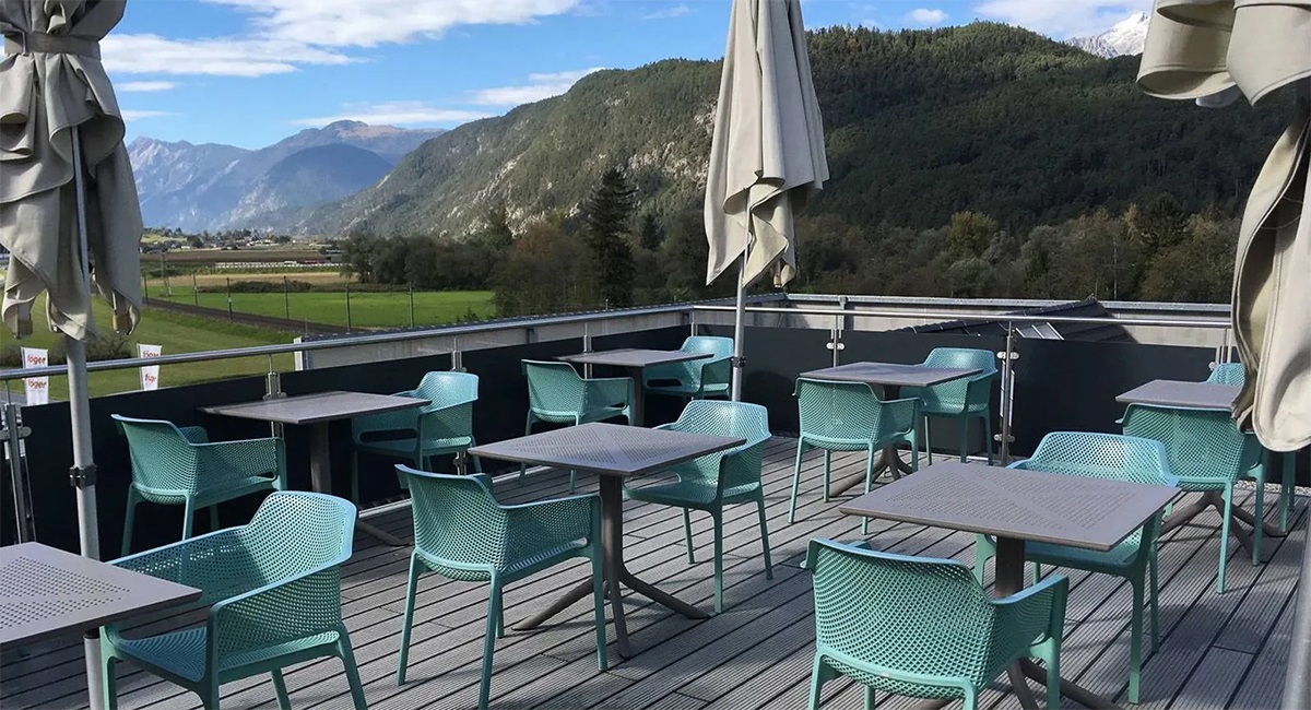 Bàn cafe vuông ngoài trời