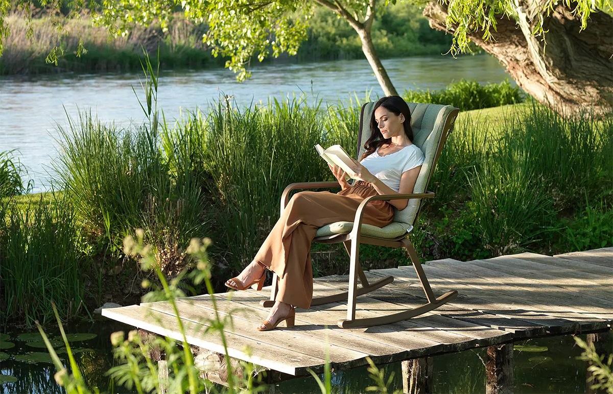 Ghế bập bênh thư giãn ban công ngoài trời