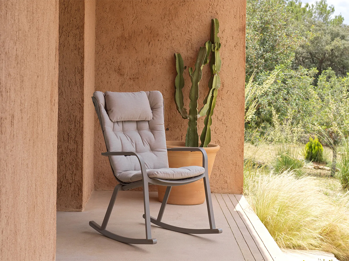 Ghế bập bênh thư giãn ban công