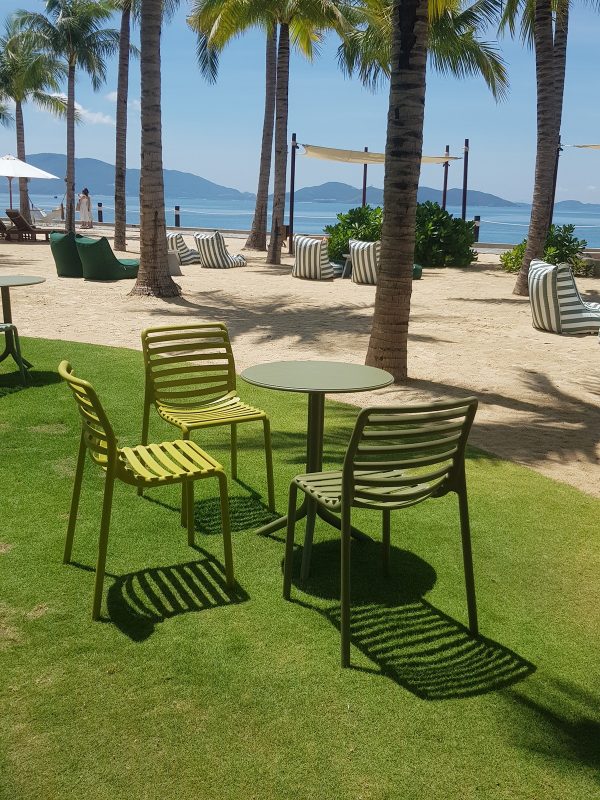 Ghế cafe nhựa đúc cho resort