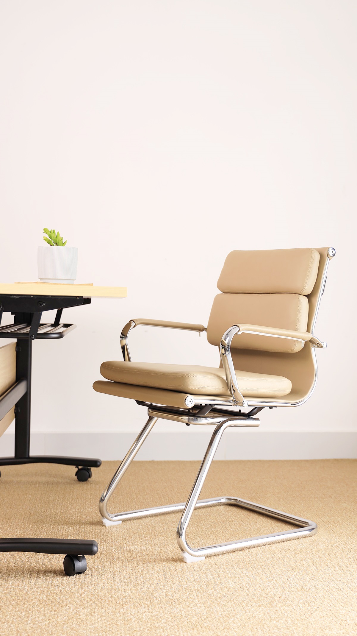 Ghế văn phòng chân quỳ nệm da sang trọng