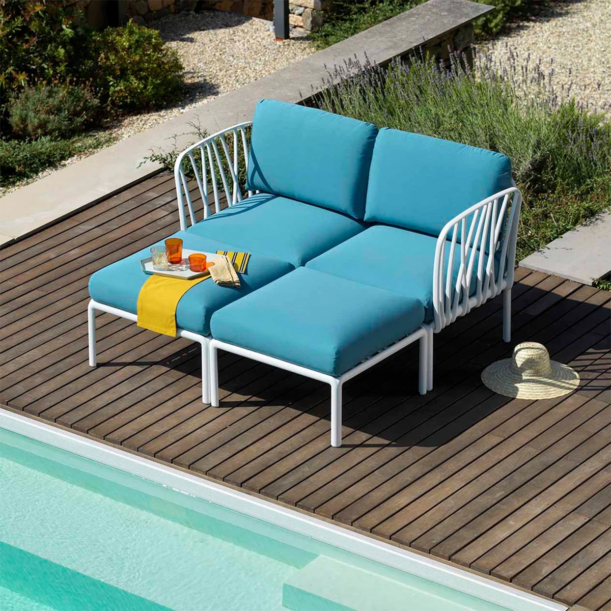 Sofa tắm nắng thư giãn ngoài trời