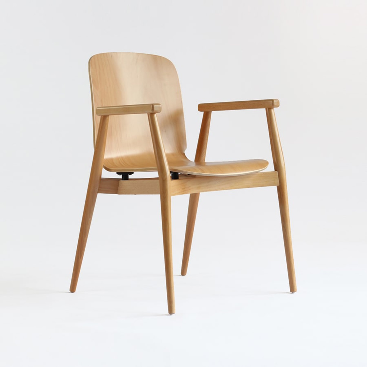 Ghế ăn gỗ có tay vịn