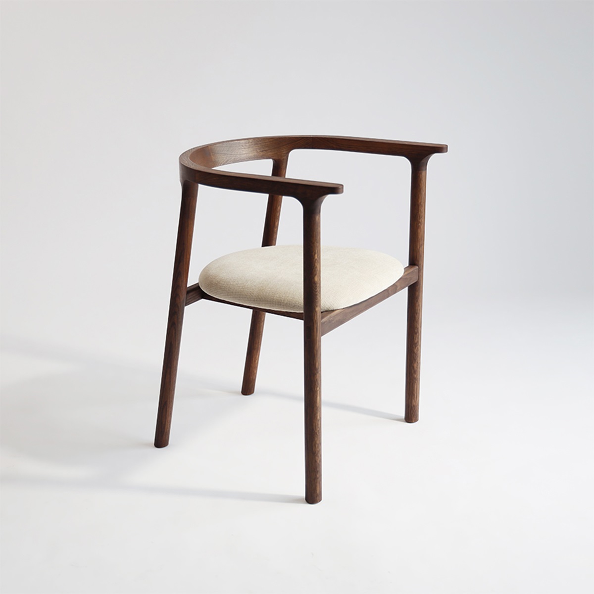 Ghế ăn gỗ nệm vải có tay vịn