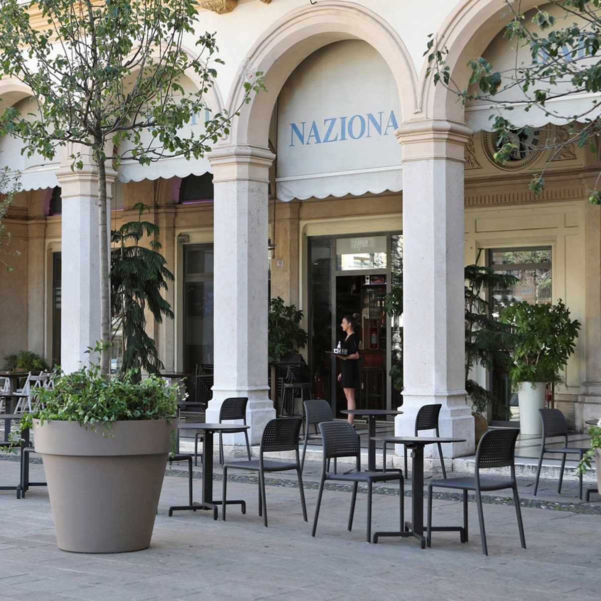 Bàn ghế cafe ngoài trời nhỏ gọn cho quán mặt tiền