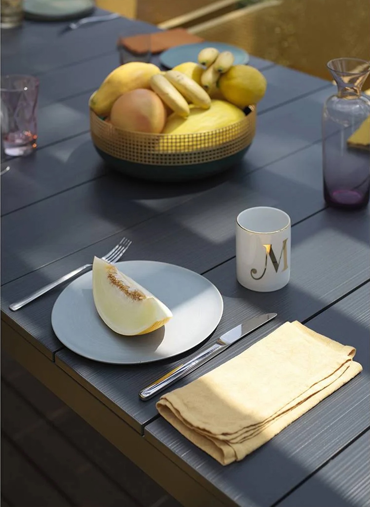 Bàn sân vườn ngoài trời mở rộng