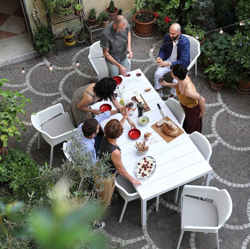 Bàn sân vườn ngoài trời mở rộng