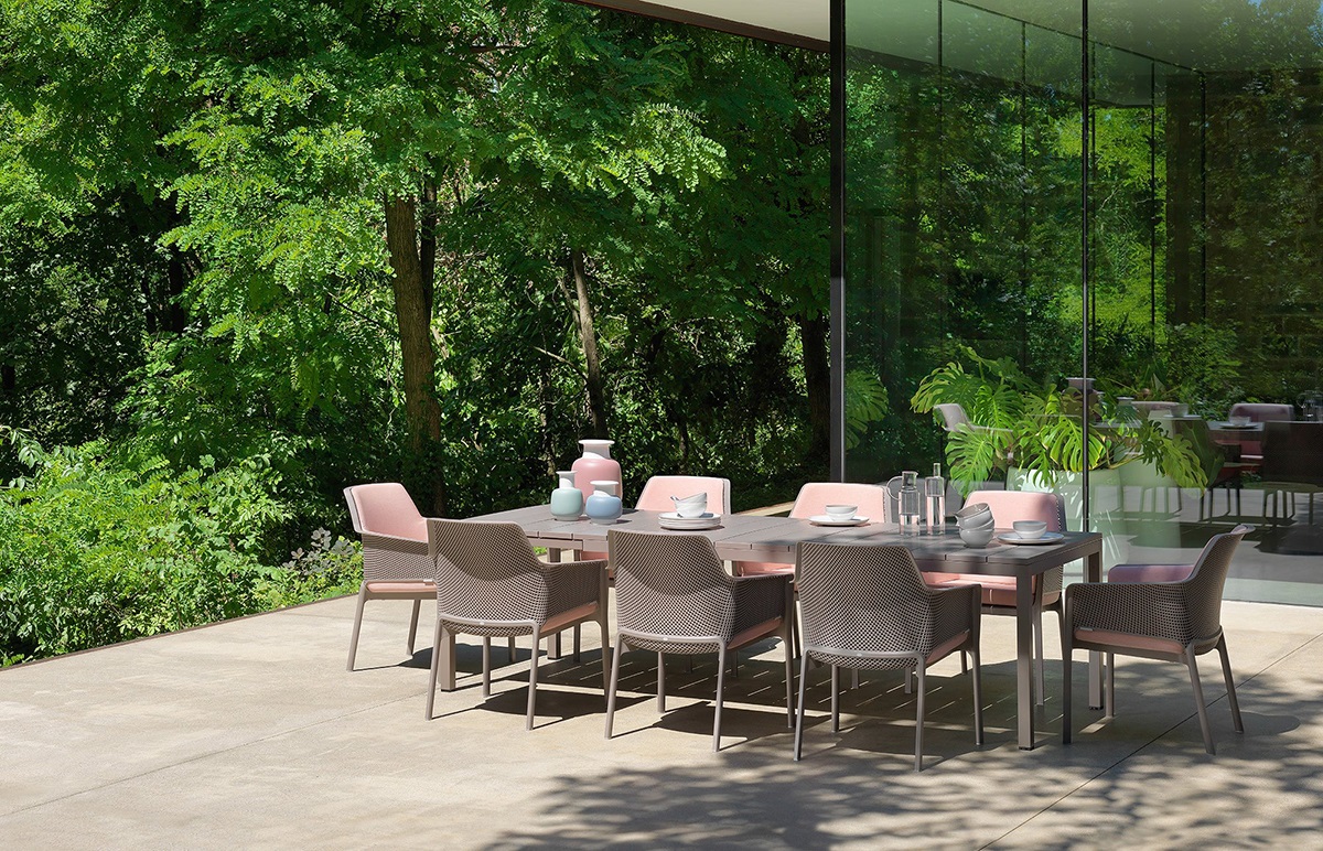 Bàn sân vườn ngoài trời mở rộng