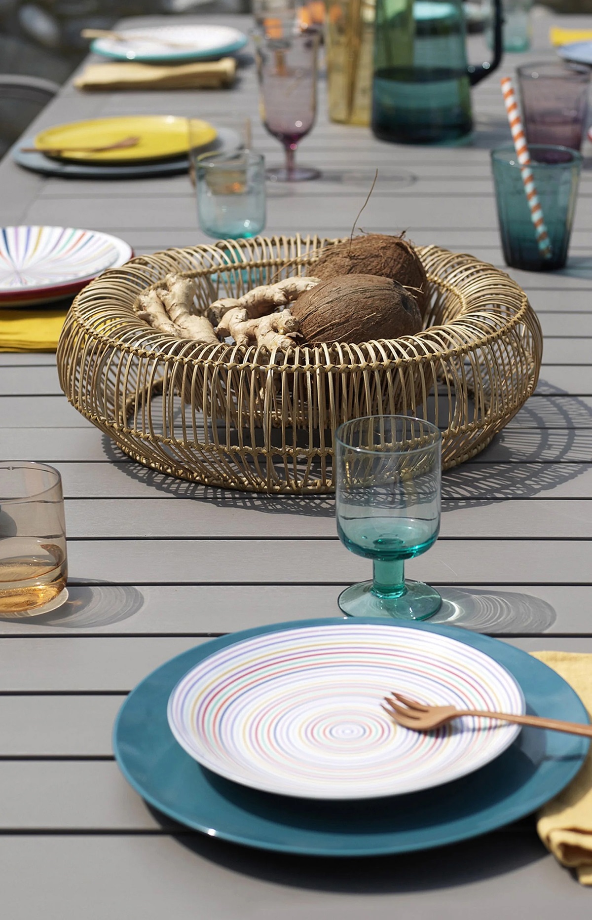 Bàn sân vườn ngoài trời mở rộng