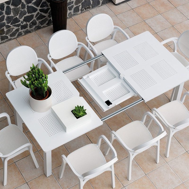 Bàn sân vườn ngoài trời mở rộng