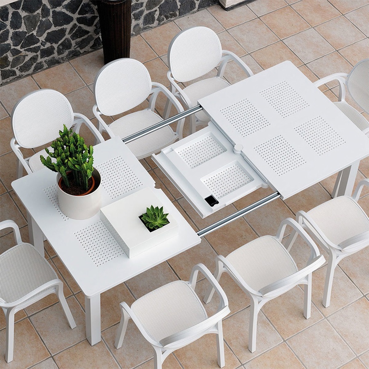 Bàn sân vườn ngoài trời mở rộng