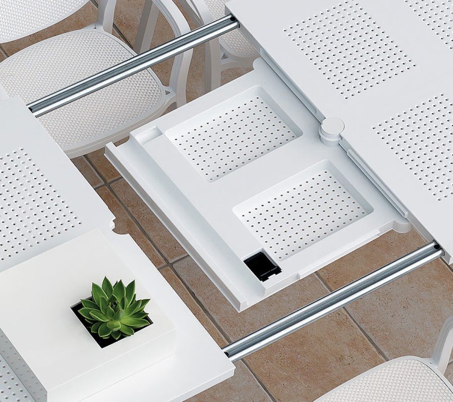 Bàn sân vườn ngoài trời mở rộng