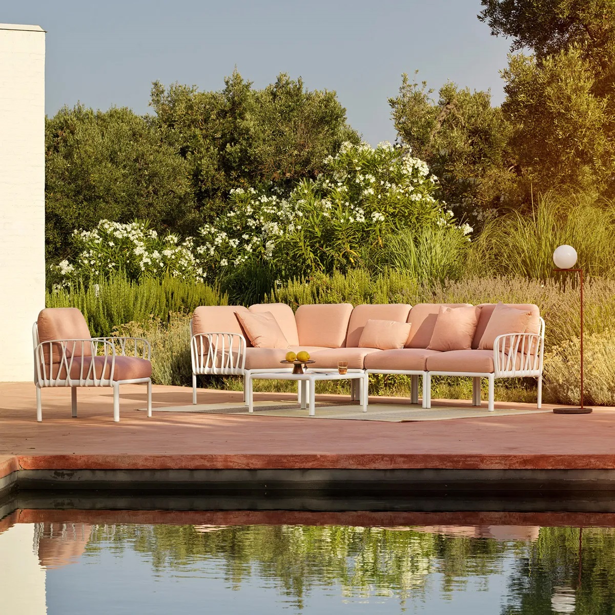 Bộ Sofa Sân Vườn Cao Cấp Cho Không Gian Ngoài Trời