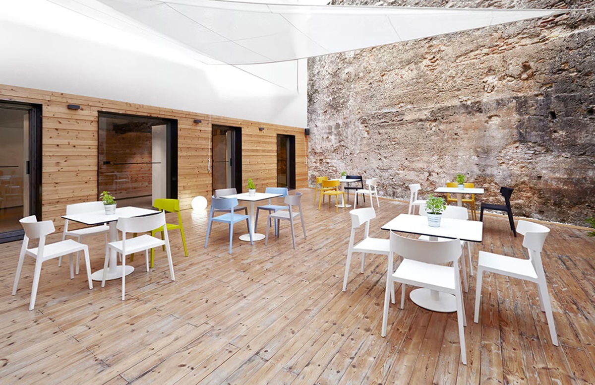 Bàn ghế cafe ngoài trời hiện đại