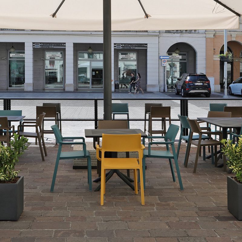 Bàn ghế cafe ngoài trời hiện đại