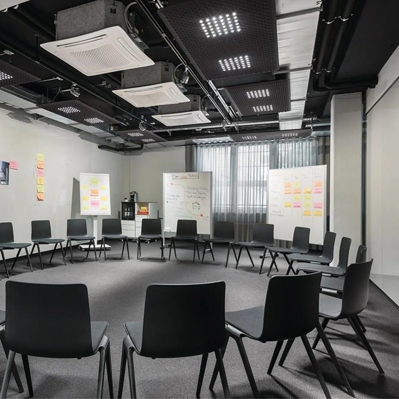 Bàn ghế phòng training là gì